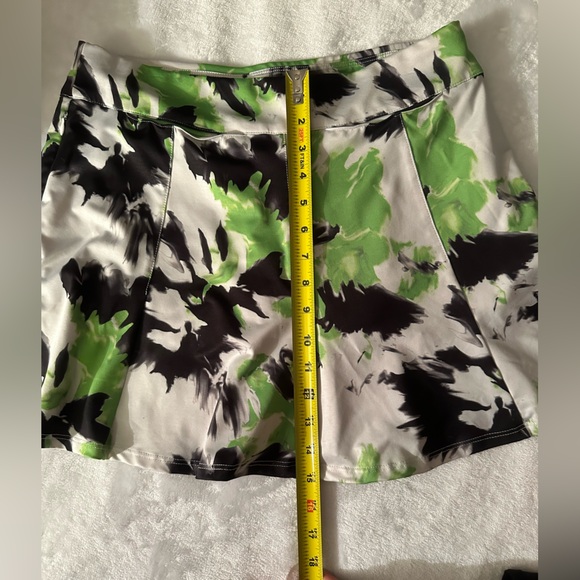 NWOT Amy Sport $160 women’s medium golf skort. Green & black print. Never worn - Picture 8 of 12